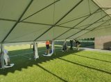 Opbouwen tent op sportpark 'Het Springer' (dag 2) (17/43)